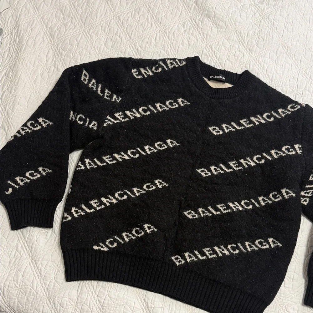Balenciaga Black and White Logo Sweater - Picture 7 of 9